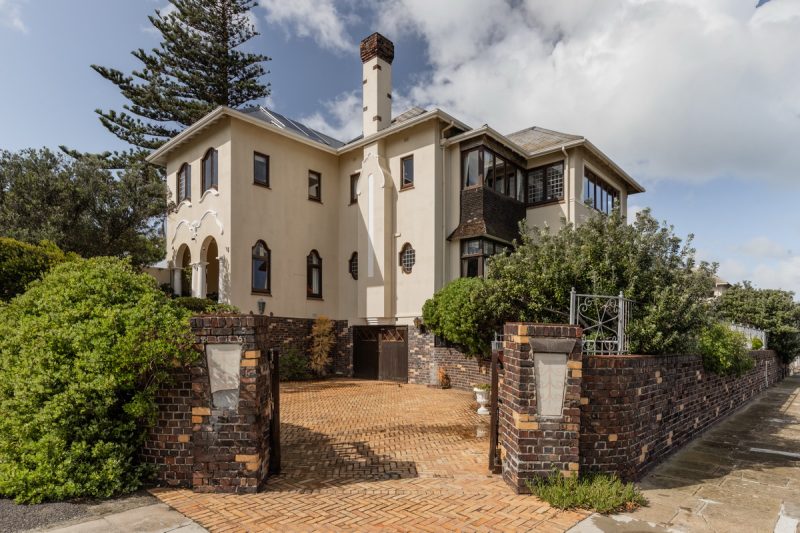 Gloria Heights: Eclectic Retro Mansion in Muizenberg, CT