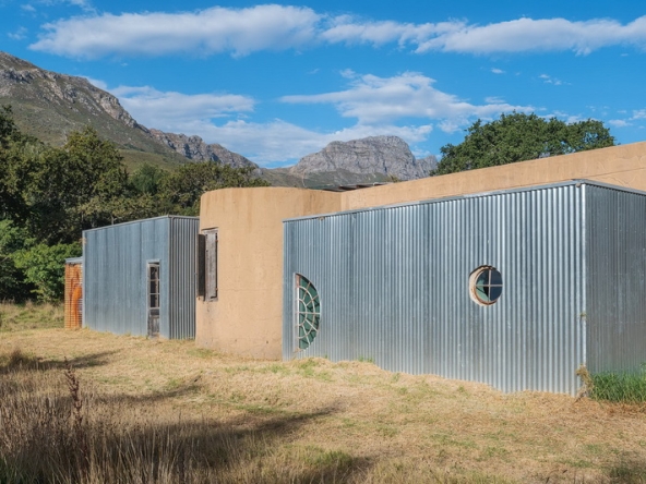 036 44 Skirts Studio AS 2025