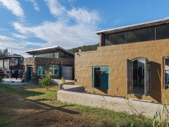 039 44 Skirts Studio AS 2025