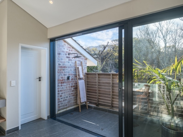 005 Sliding Doors AS 2025